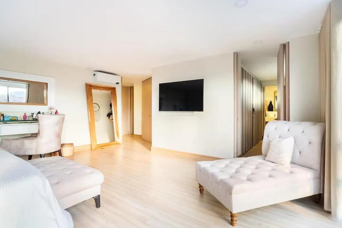 アパート メデジンAmazing Ph In Poblado 5Bd & Heated Pool!アパートメント コロンビア
