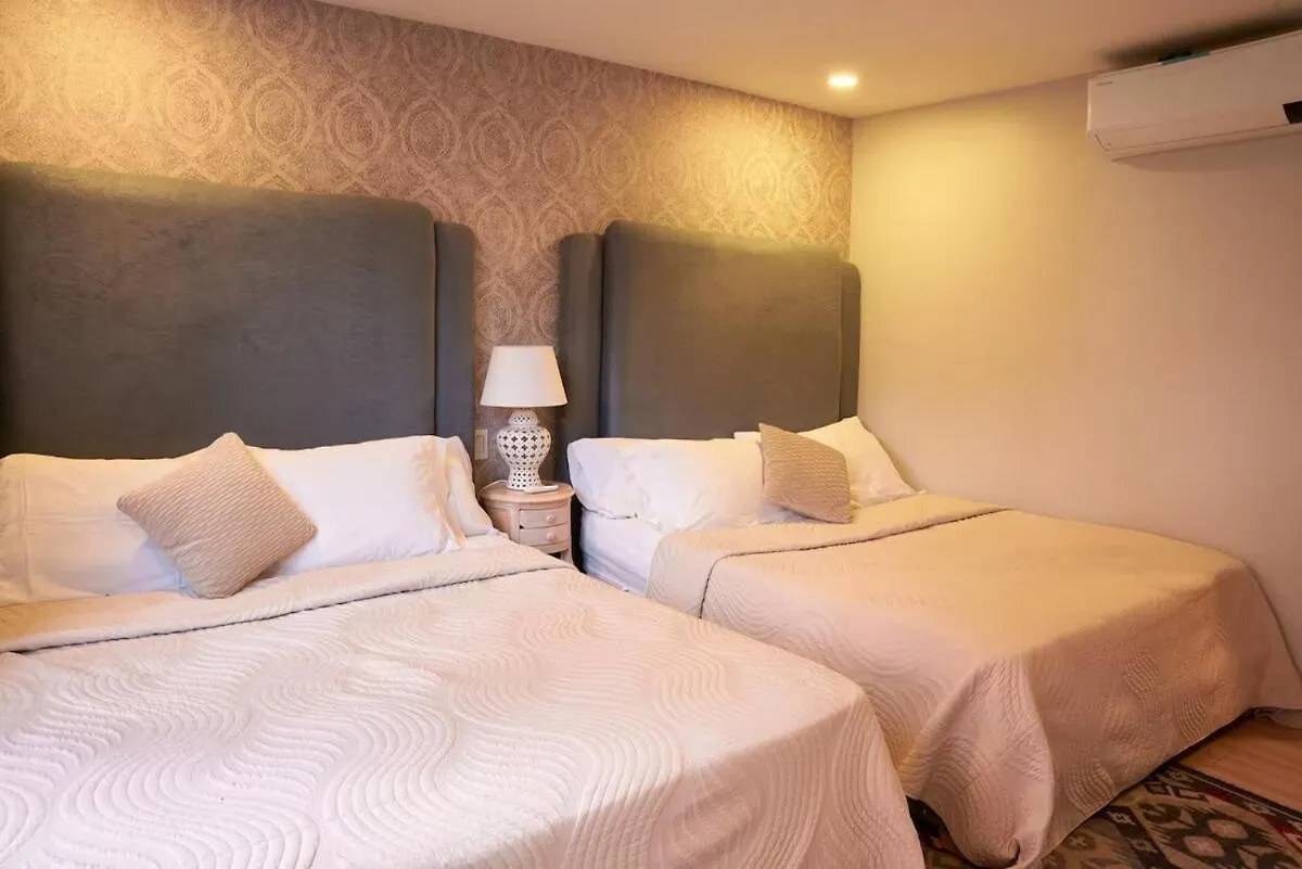 アパート メデジンAmazing Ph In Poblado 5Bd & Heated Pool!アパートメント