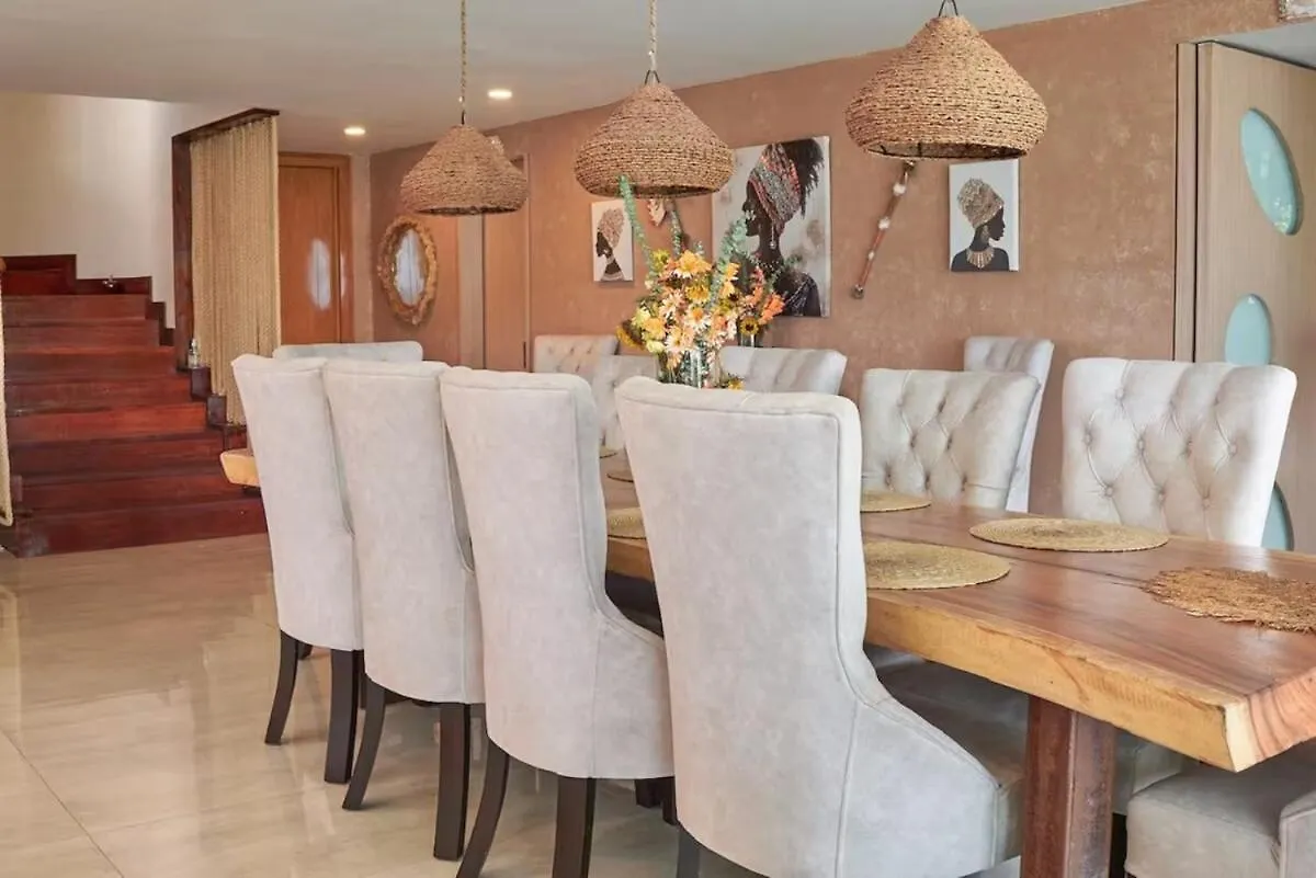 アパート メデジンAmazing Ph In Poblado 5Bd & Heated Pool!アパートメント