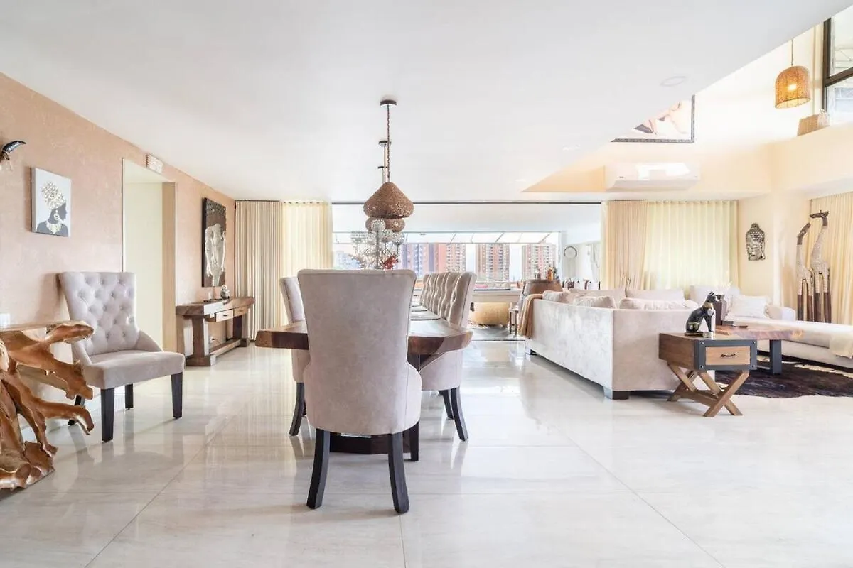 アパート メデジンAmazing Ph In Poblado 5Bd & Heated Pool!アパートメント