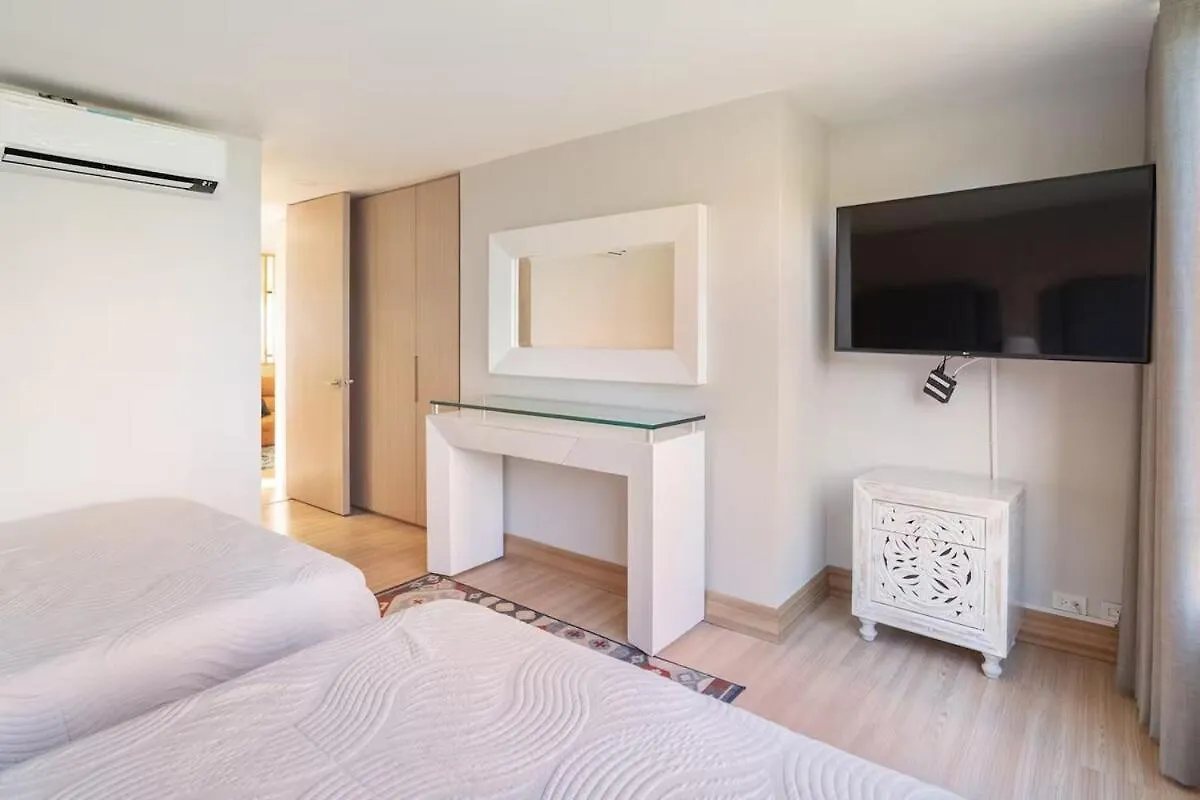 アパート メデジンAmazing Ph In Poblado 5Bd & Heated Pool!アパートメント