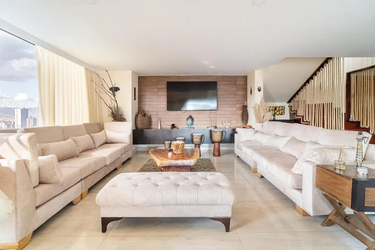 アパート メデジンAmazing Ph In Poblado 5Bd & Heated Pool!アパートメント