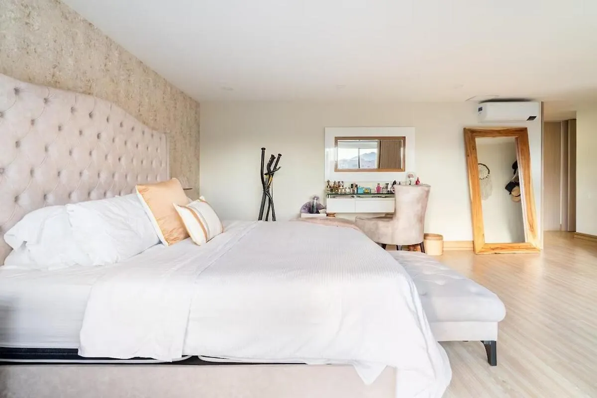 アパート メデジンAmazing Ph In Poblado 5Bd & Heated Pool!アパートメント